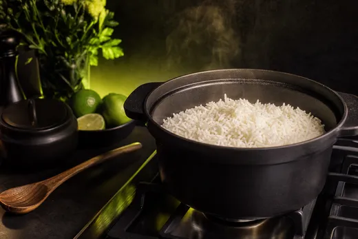 TOP 5 des astuces pour cuire du riz sans qu'il colle ni accroche à la casserole