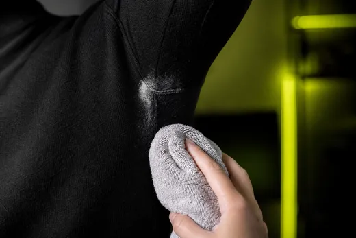TOP 5 des astuces pour enlever une tache de déodorant blanc sur un vêtement noir