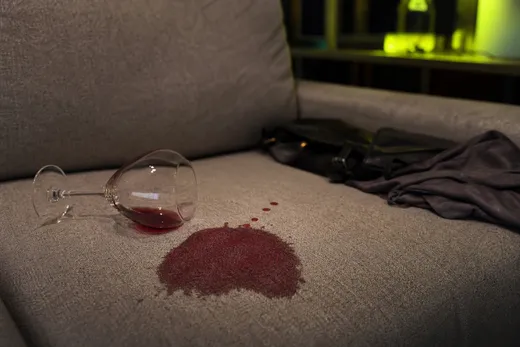 TOP 5 des astuces pour enlever une tache de vin rouge sur un canapé en tissu sans l'envoyer au pressing