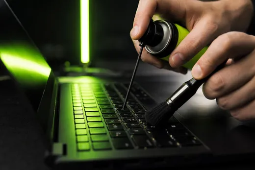 TOP 5 des astuces pour nettoyer un clavier d'ordinateur portable plein de miettes sans l'abîmer