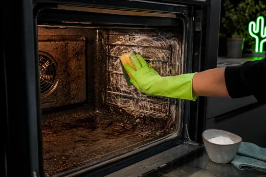 TOP 5 des astuces pour nettoyer un four très encrassé sans produits chimiques agressifs