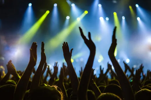 TOP 5 des astuces pour profiter d'un concert debout en général admission sans finir épuisé