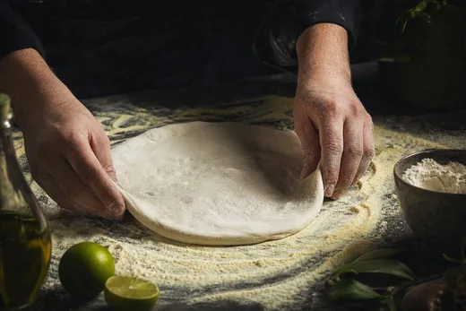 TOP 5 des astuces pour réussir une pâte à pizza maison qui ne colle pas et ne se déchire pas
