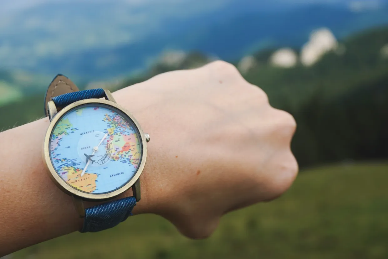 TOP 5 des montres en bois avec carte du monde intégrée: accessoire tendance et écologique