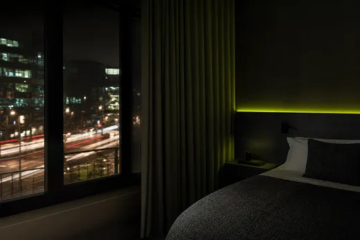 TOP 5 des solutions pour insonoriser une chambre qui donne sur la rue